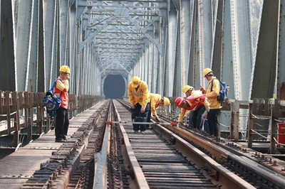 铁路养护工:头顶烈日 守护年过“半百”钢梁桥